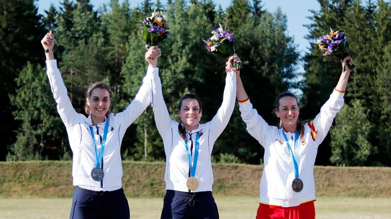 Fátima Gálvez, a la derecha, recibe la medalla de bronce en los Juegos Europeos