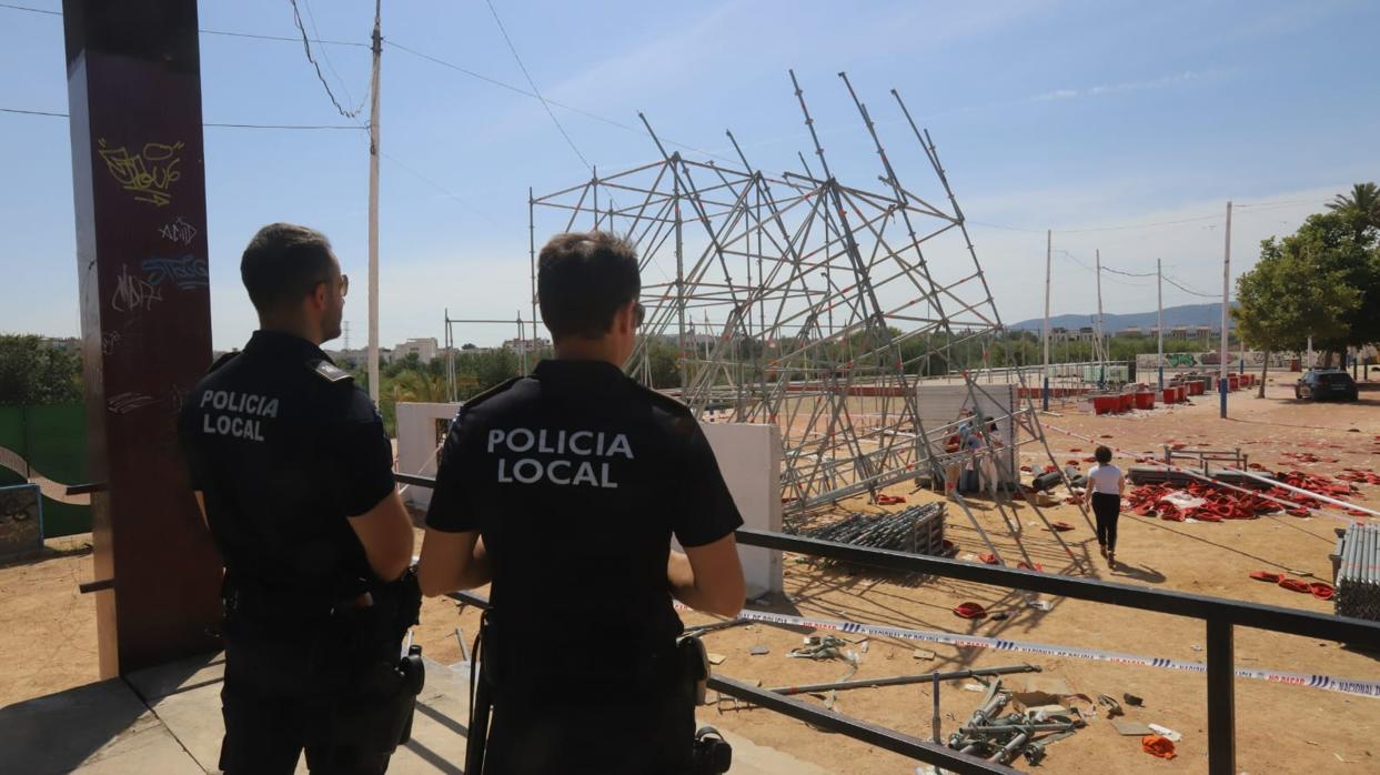 Dos policías locales observan esta tarde la estructura metálica que ha cedido hiriendo a tres trabajadores