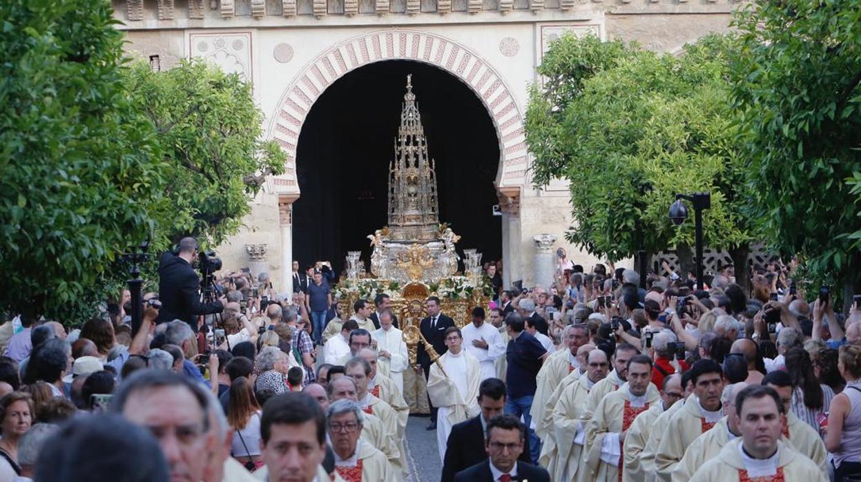 La custodia con el Santísimo, a su salida de la Catedral de Córdoba