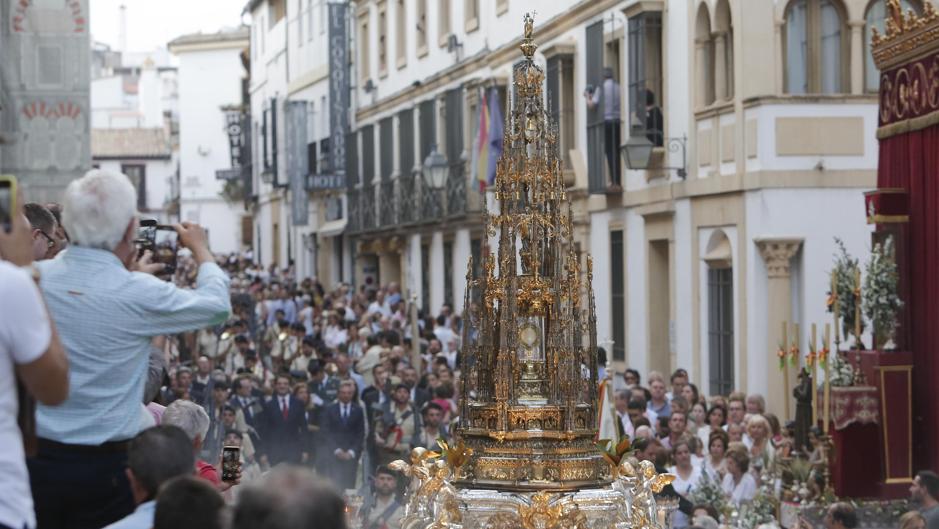 El Corpus Christi irradia de blanco, fe y belleza el entorno de la Mezquita-Catedral de Córdoba