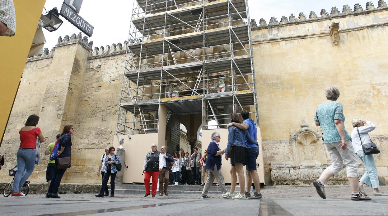 Trabajos de restauración en una e las puertas de la Mezquita-Catedral