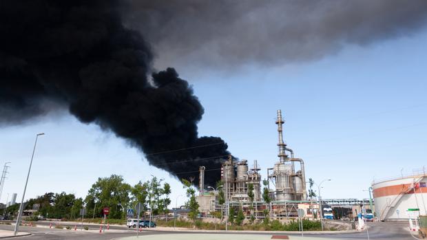 El alcalde de San Roque denuncia falta de coordinación en el incendio de la planta química Indorama