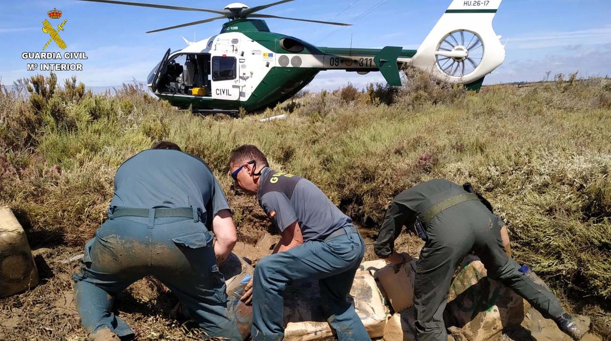 Agentes de la Guardia Civil en uno de los operativos tras localizar la droga