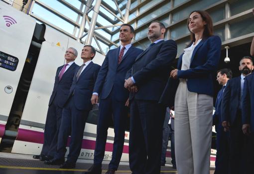 Pedro Sánchez, en la estación madrileña de Atocha, con Ábalos.