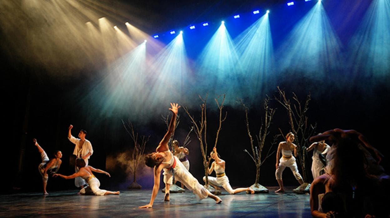 Bailarines de la Kim Bock Hee Dance Company, durante una obra