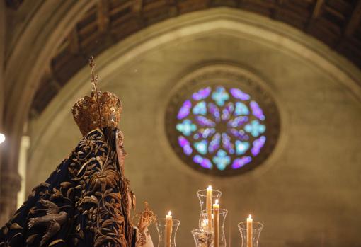 La Virgen de los Dolores, con el manto de las palomas