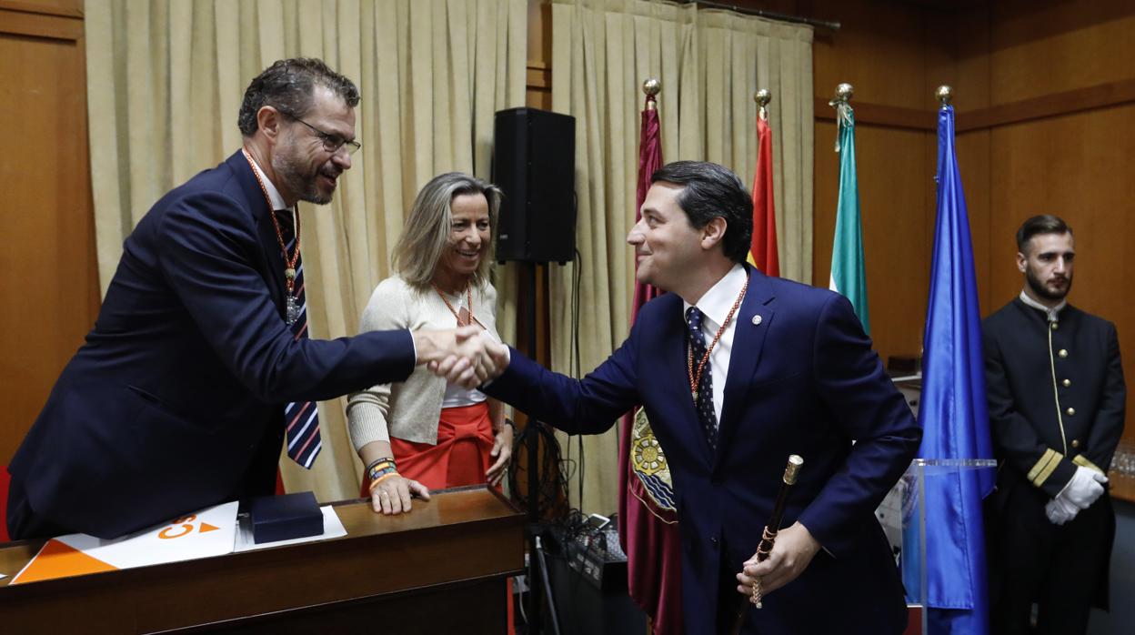 El alcalde, José María Bellido, saluda a los concejales de Ciudadanos en el Pleno de investidura