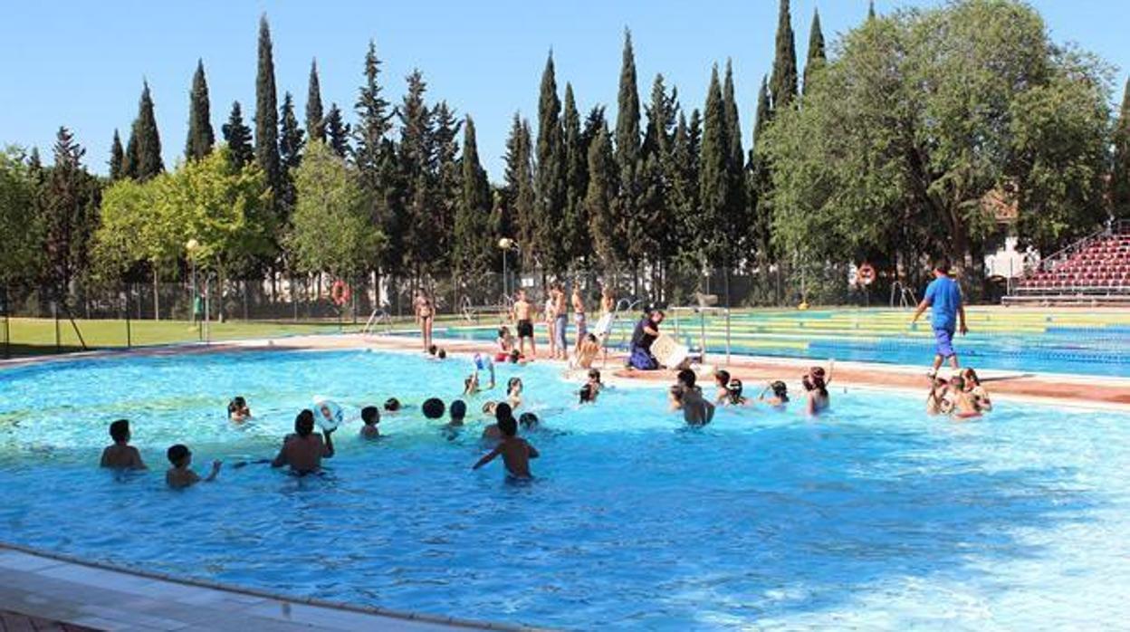 Niños bañándose en una piscina