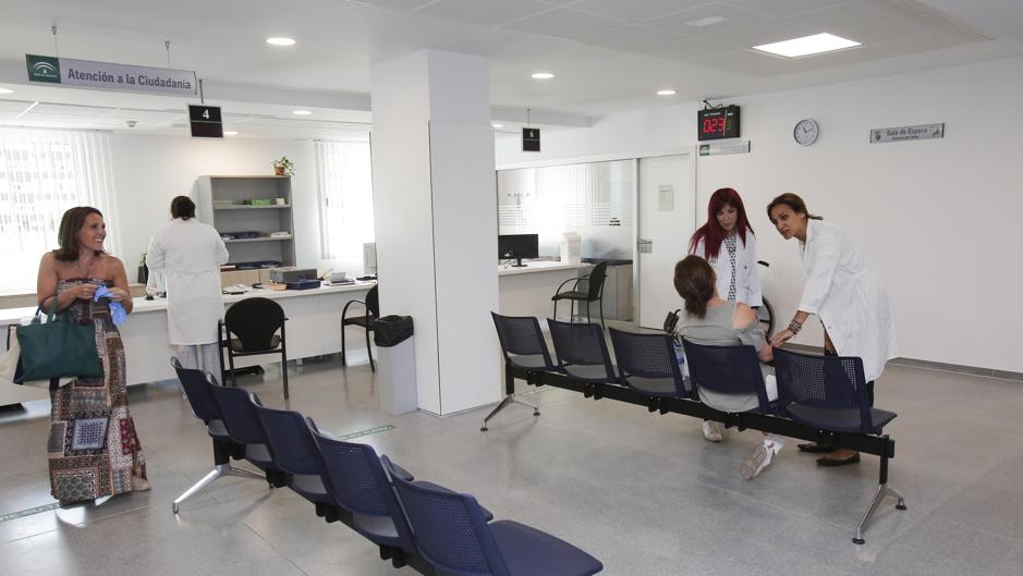 El centro de salud Córdoba Centro afronta un primer día sin pacientes y entre cajas de mudanza