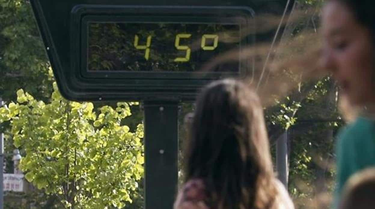Los termómetros de las calles de Granada han llegado a alcanzar los 45 grados.