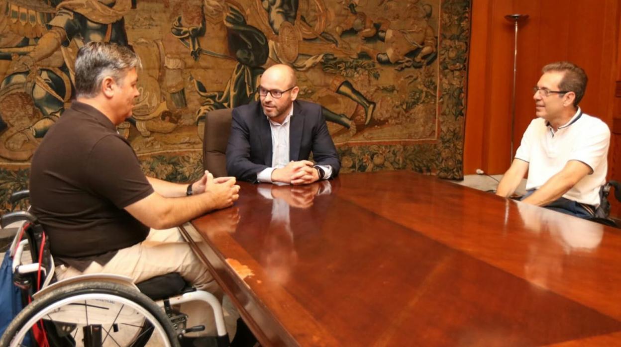 El concejal de Inclusión, Bernardo Jordano, durante una reunión con Aspaym en el Ayuntamiento de Córdoba