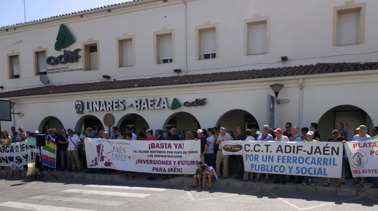 Protesta en la estación Linares-Baeza por la pérdida de líneas de tren