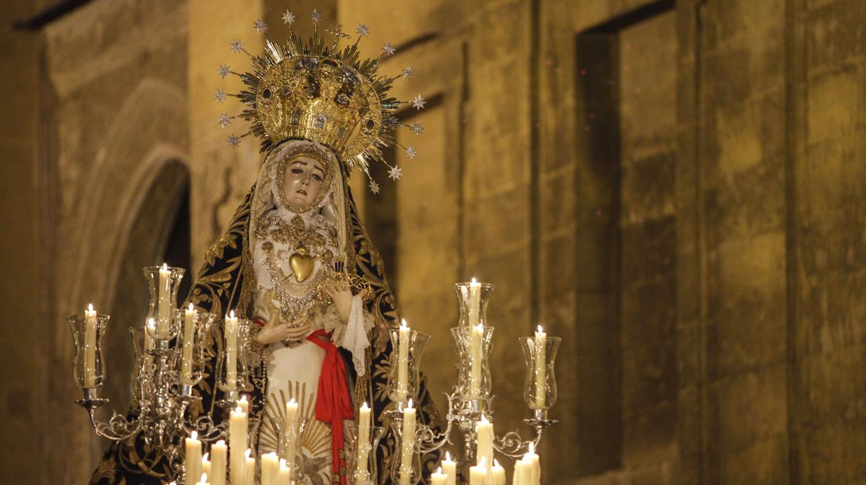 Procesión de la Virgen de los Dolores por el entorno de la Mezquita-Catedral