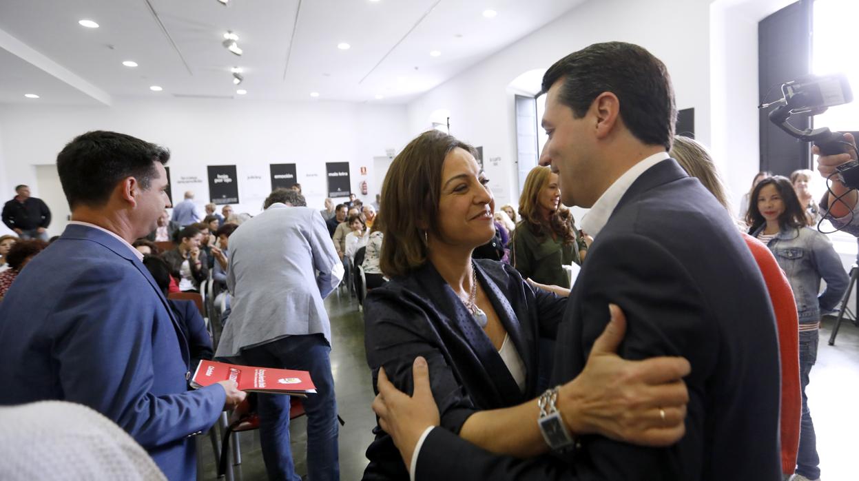 Isabel Ambrosio y José María Bellido se saludan en un acto