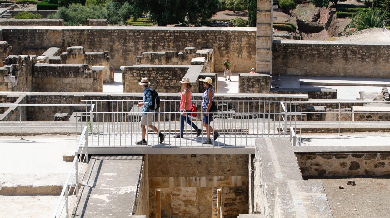 Tres turistas en el yacimiento de Medina Azahara