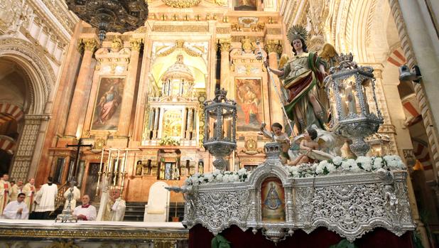 En directo, la procesión jubilar de San Rafael, el Sagrado Corazón y la Virgen de los Dolores en Córdoba