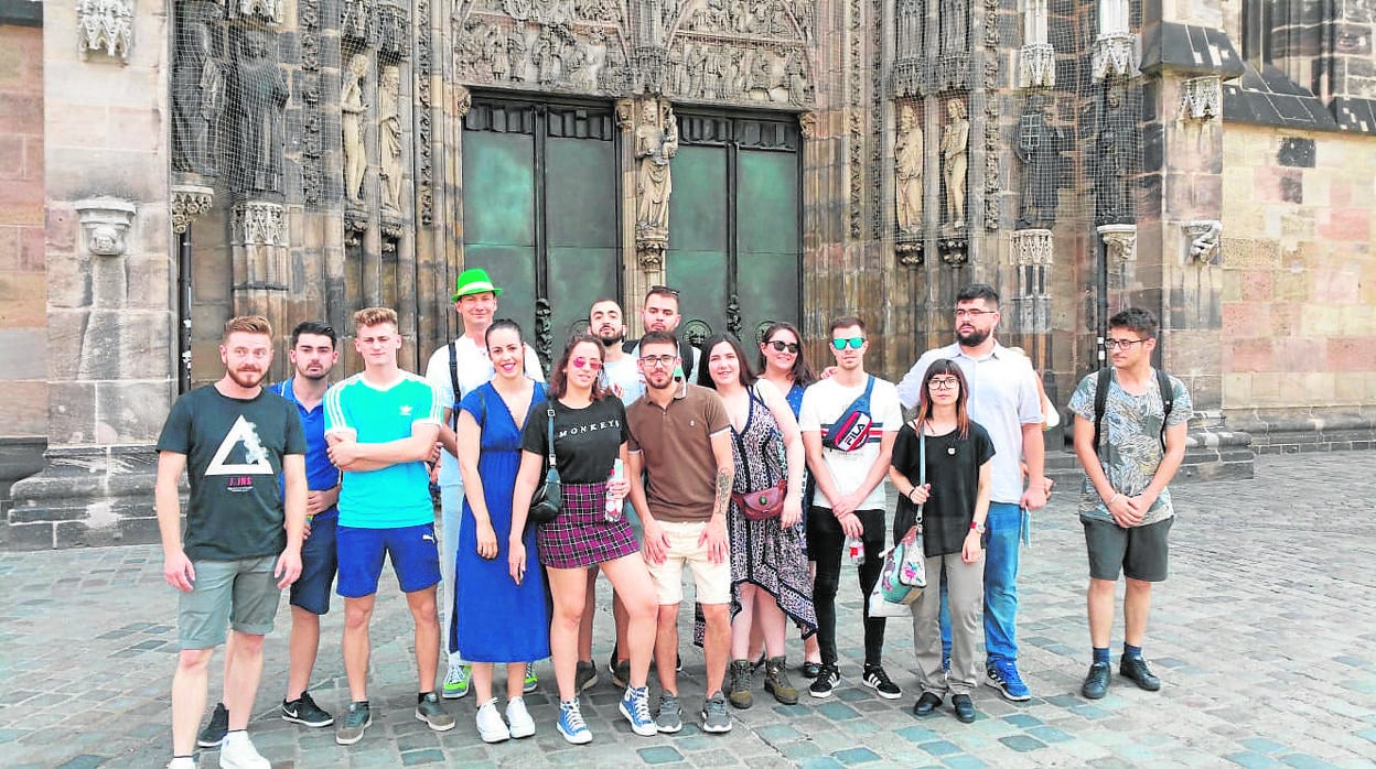 Jóvenes cordobeses del programa JobExpert posan ante la iglesia de San Lorenzo de Nuremberg