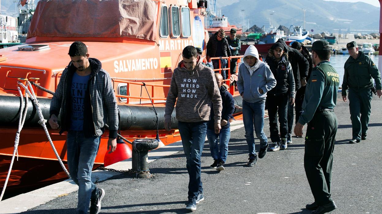 Llegada de inmigrantes al puerto de Motril (Granada)