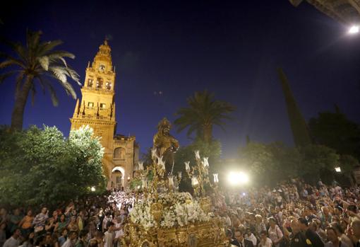 El Sagrado Corazón de Jesús, a su llegada al Patio de los Naranjos