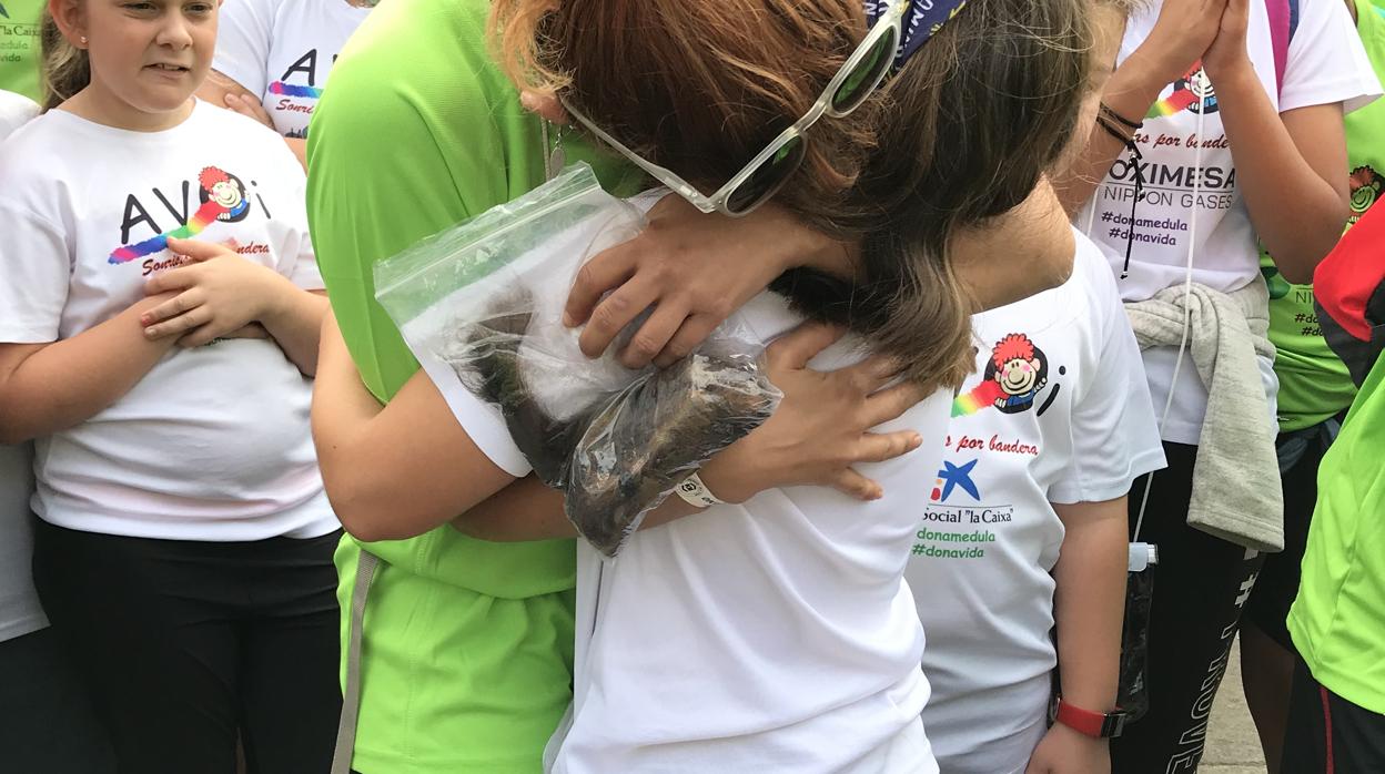 Lucas y su madre se abrazan tras el corte de pelo