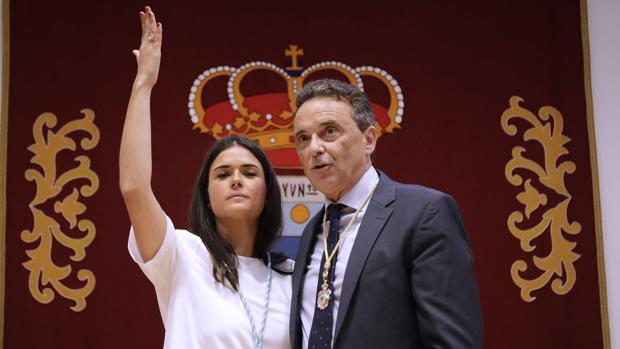Torremolinos da 1.000 euros más al mes a la exedil de Vox que votó al alcalde del PSOE