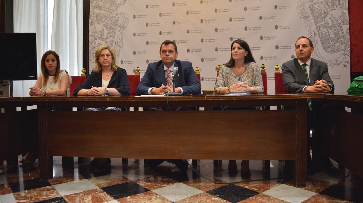 El grupo municipal de Vox en Granada, junto a la diputada Macarena Olona y el parlamentario andaluz Francisco Ocaña, esta mañana en rueda de prensa.