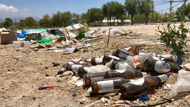 La basura sigue en el ferial de Granada más de una semana después del Corpus