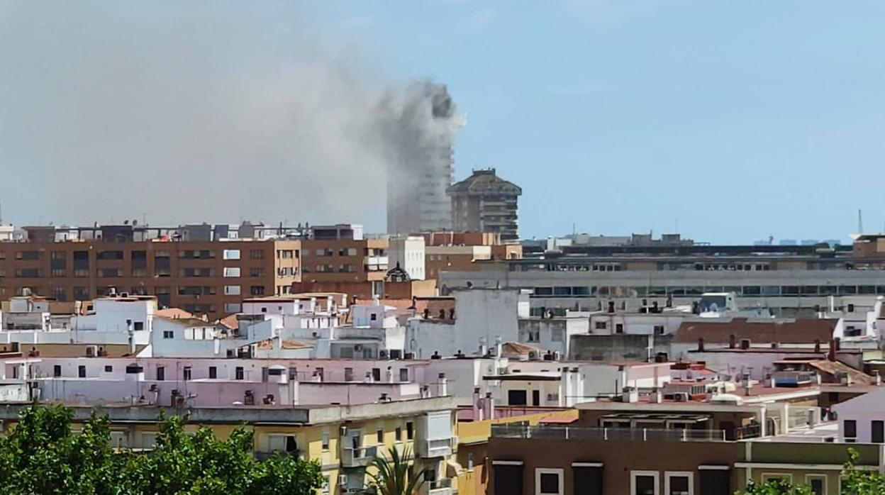 Vista parcial de la ciudad en la que se ve el edificio envuelto en una humareda