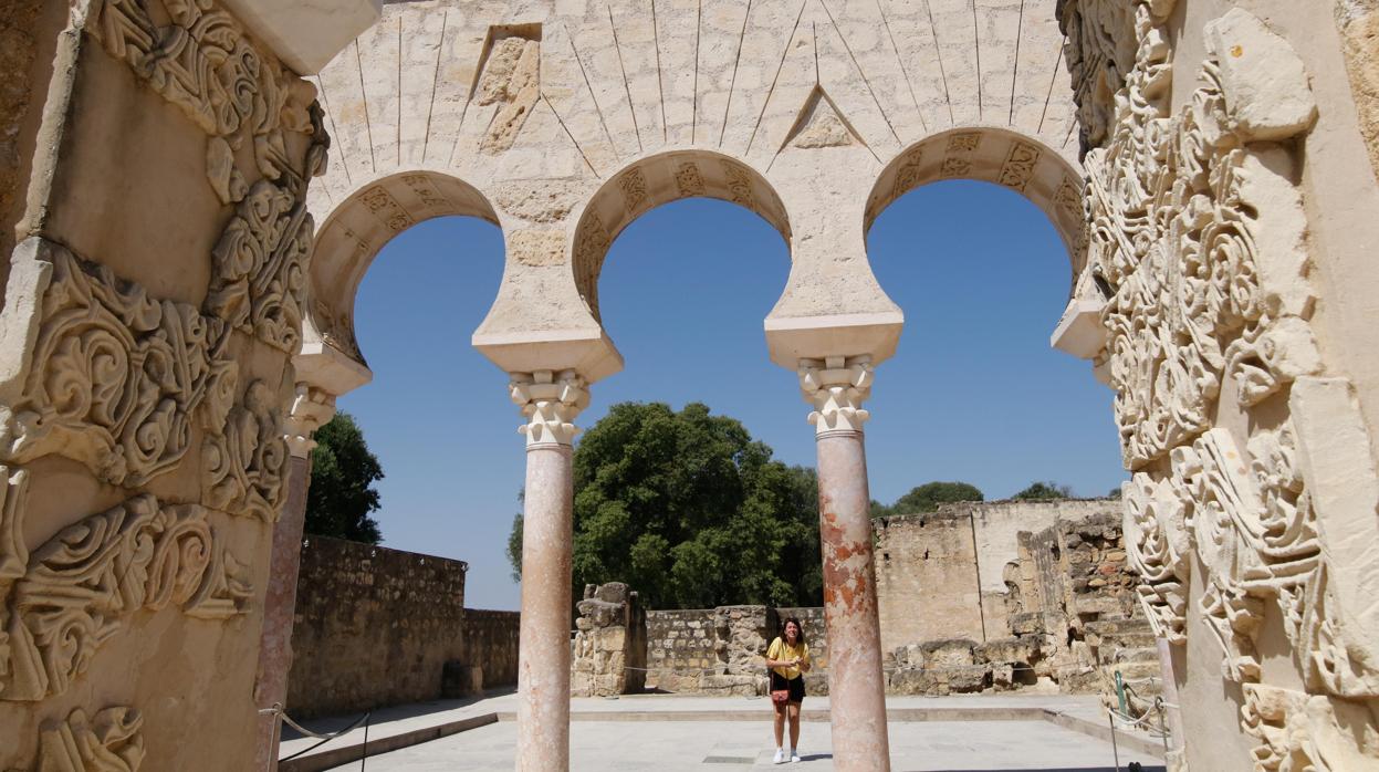 Una visitante en el conjunto arqueológico de Medina Azahara en Córdoba