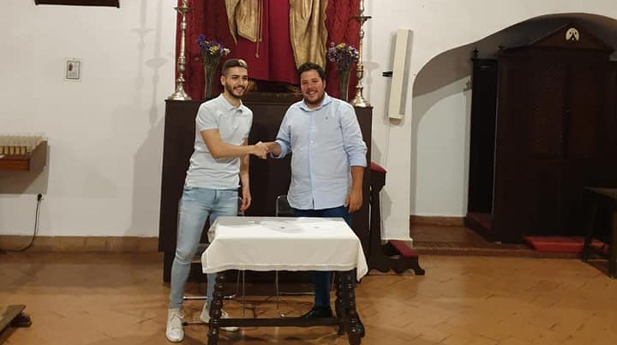 El escultor y el hermano mayor, durante la firma del contrato