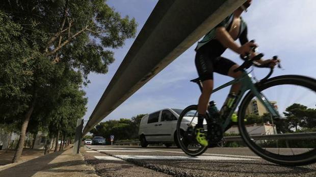 Herido un ciclista tras colisionar contra un coche en la N-331 en Aguilar de la Frontera