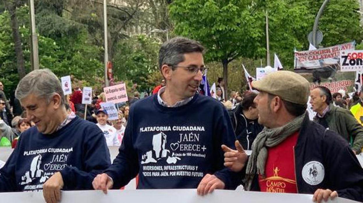 Juanma Camacho, en el centro, durante la protesta de la España vaciada