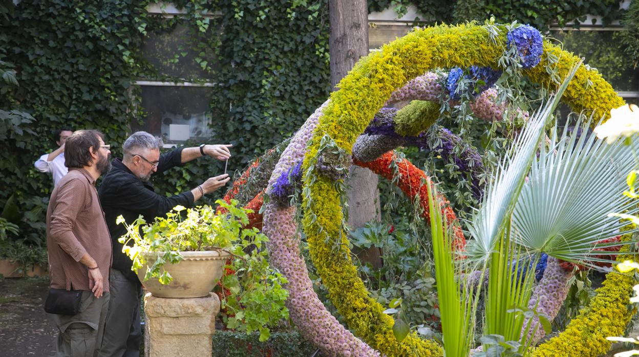 Dos visitantes en el montaje del festival Flora que se instaló en el patio de la Escuela de Arte Mateo Inurria
