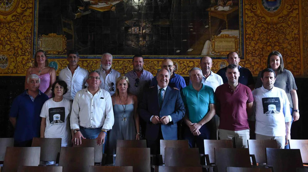 Imagen de los alcaldes y responsables municipales, tras la reunión en Algeciras