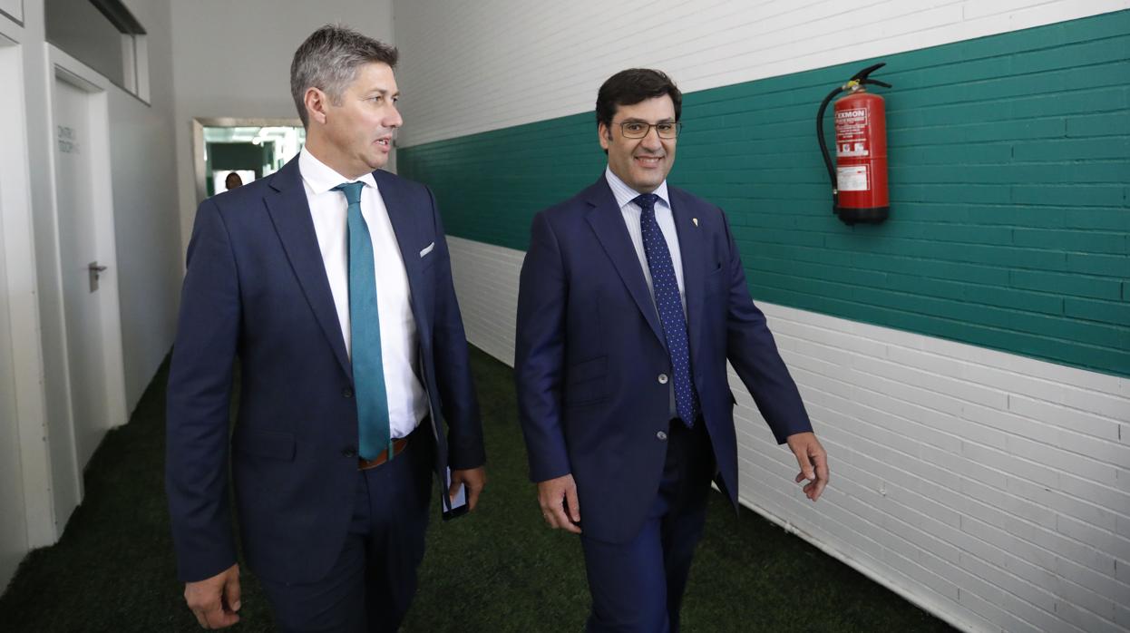 El director deportivo del Córdoba CF, Alfonso Serrano, junto al presidente