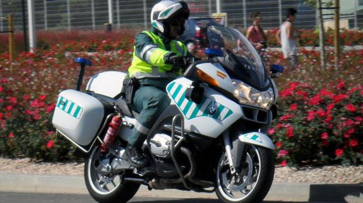 Un agente motorizado de la Guardia Civil