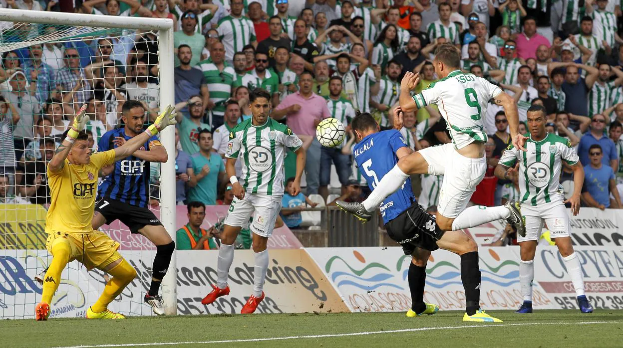 El portero Isaac Becerra, en el Córdoba-Girona del play off de la temporada 2015-16