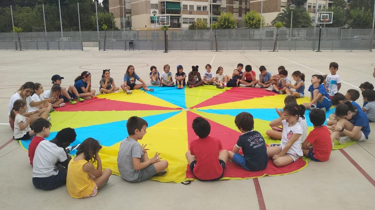 Alumnos de la escuela deportiva de verano durante una de las actividades