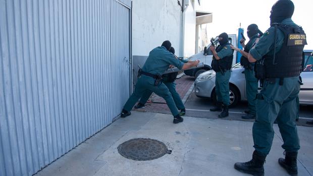 Bloqueados dos millones de euros en bienes a una red de narcos en el Campo de Gibraltar y Málaga