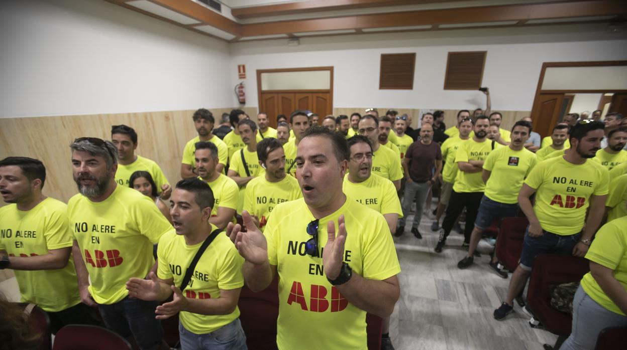 Protesta de los trabajadores de ABB en el último pleno municipal