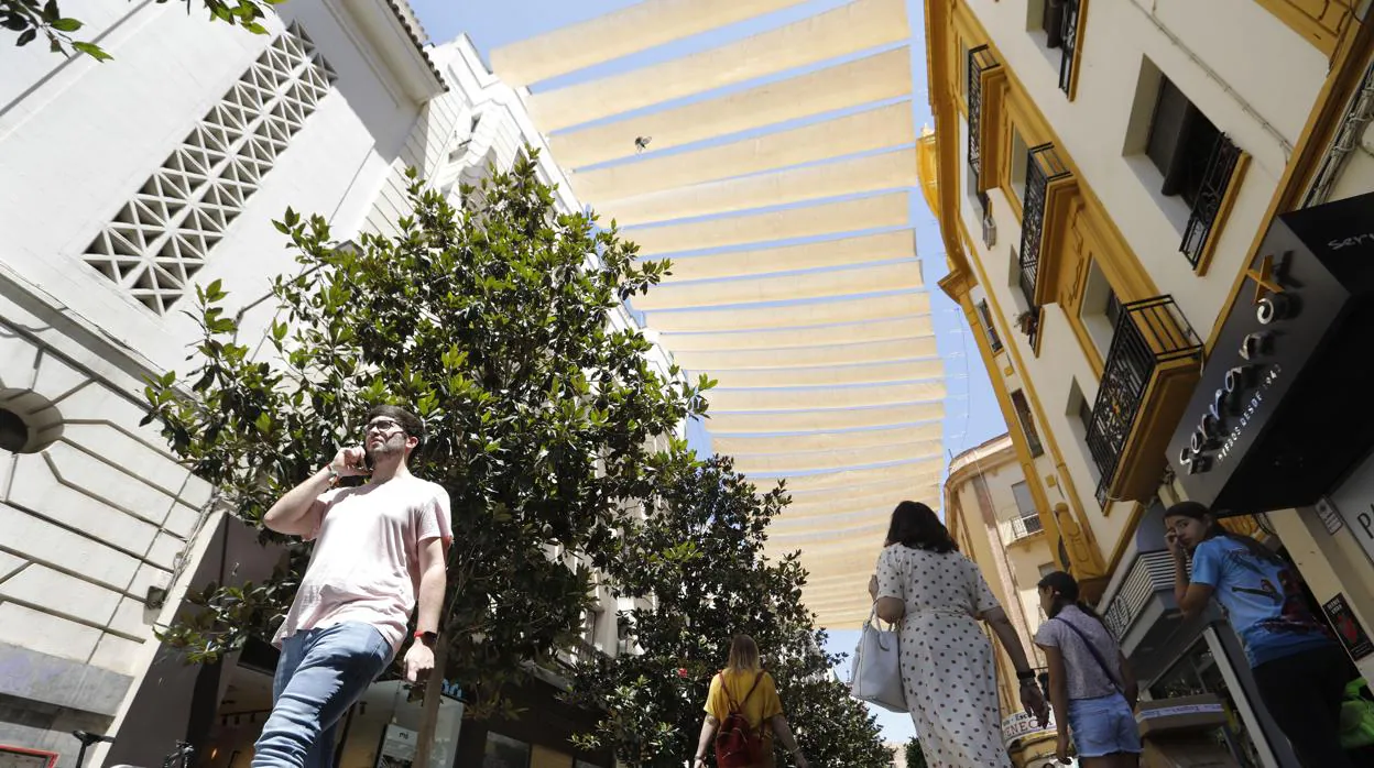 Entoldado de sombra en las calles del Centro de Córdoba