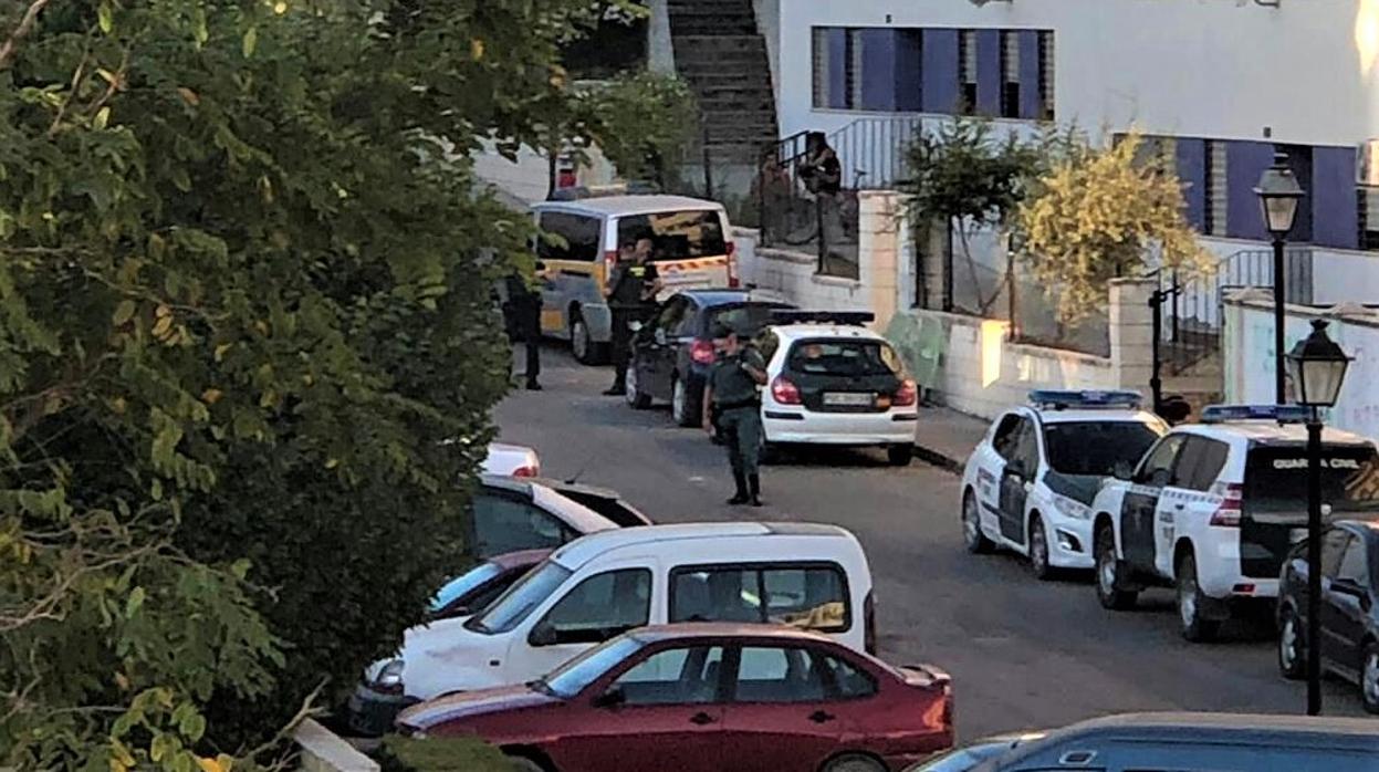 Los agentes durante la operación desarrollada en Priego