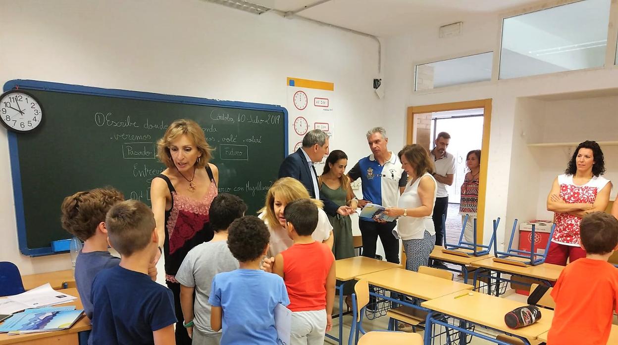 Delegada de Educación, Inmaculada Troncoso, en una de los centros acogidos al programa