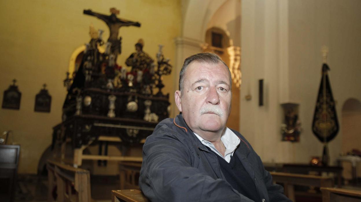 Javier Romero, junto al Cristo de las Penas en la iglesia de Santiago de Córdoba