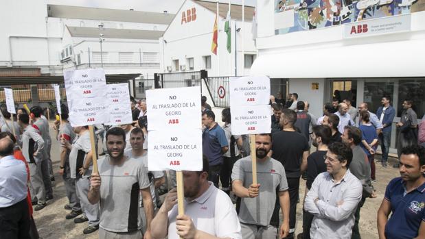 La Junta y el Ayuntamiento de Córdoba se reúnen con  ABB para intentar frenar el ERE