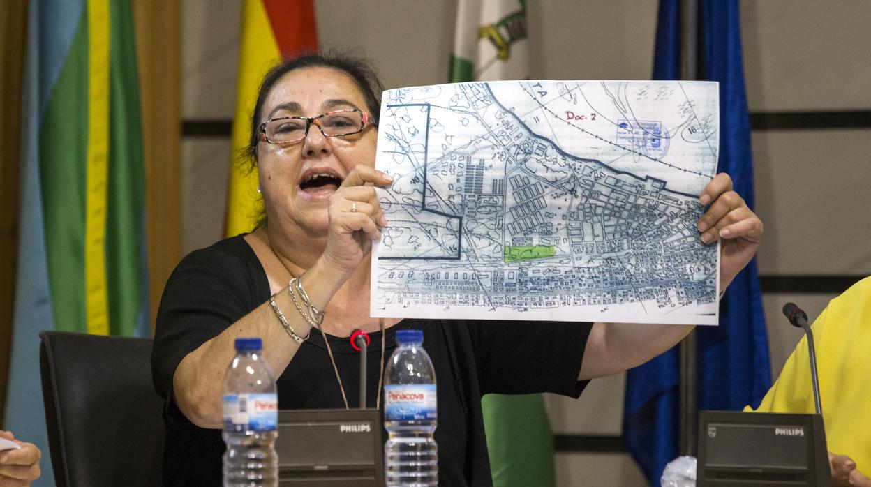 La concejal de Urbanismo, la ex popular Amelia Gallardo, muestra un mapa de la parcela en el Pleno