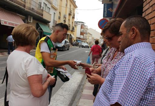 Javier Fernández, el vendedor, entrega cupones a clientes en Moriles