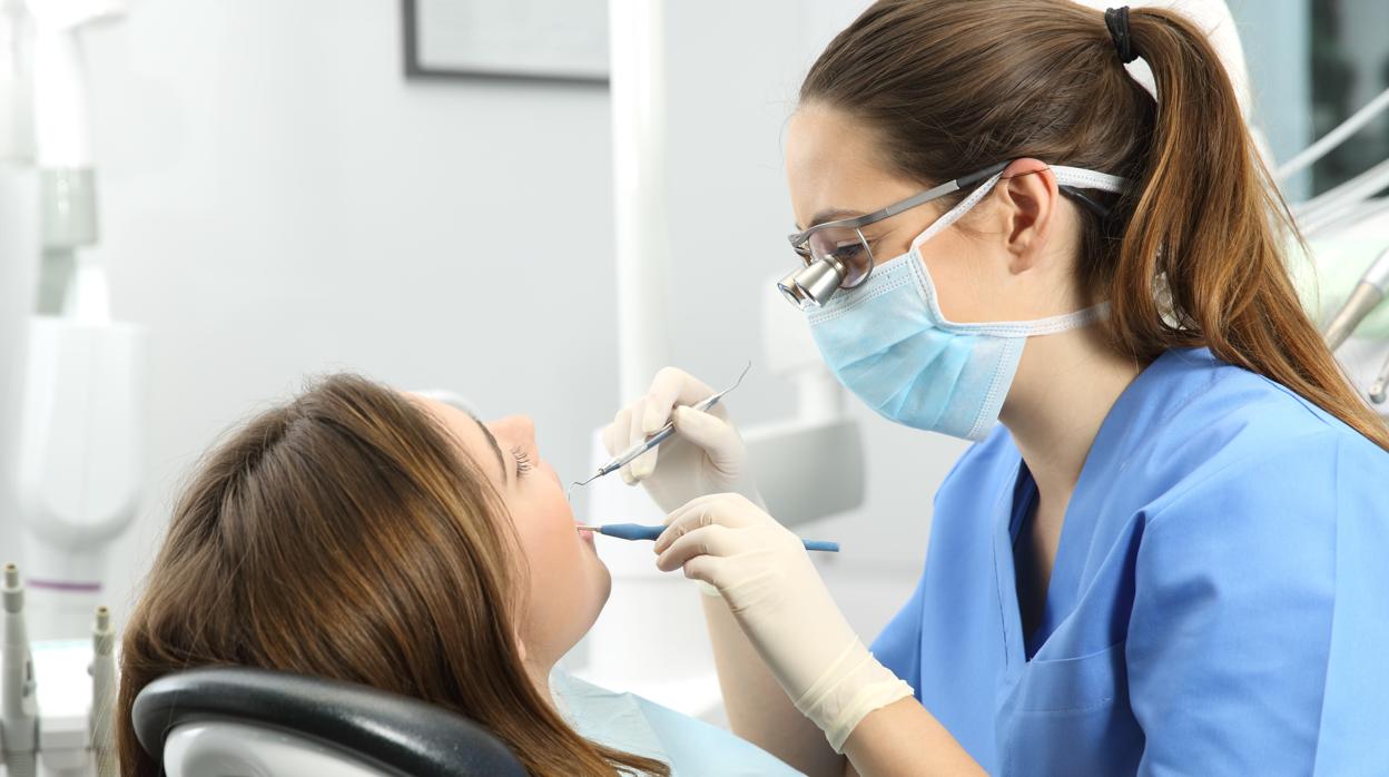 Tratamiento dental de una dentista a su paciente