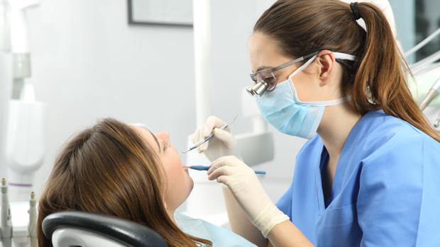 Exigen una regulación del exceso de dentistas en Andalucía