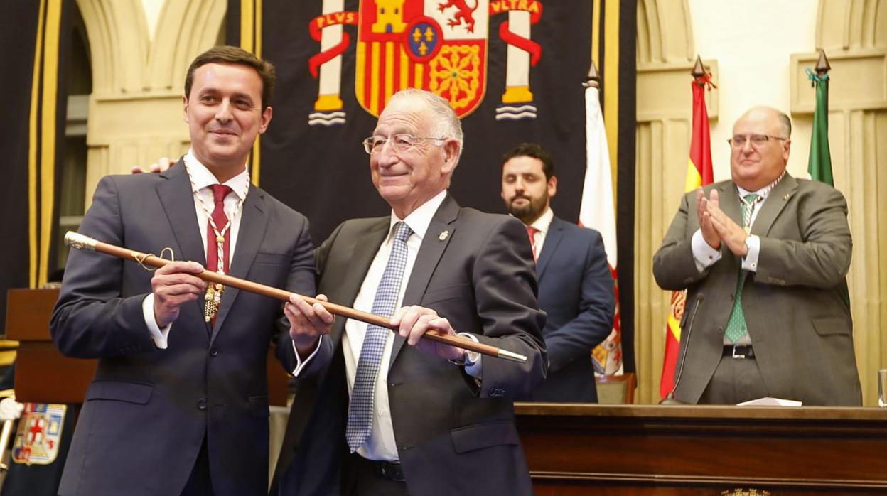 Javier A. García ha recibido la vara de la Diputación de manos del que fuera presidente, Gabriel Amat.